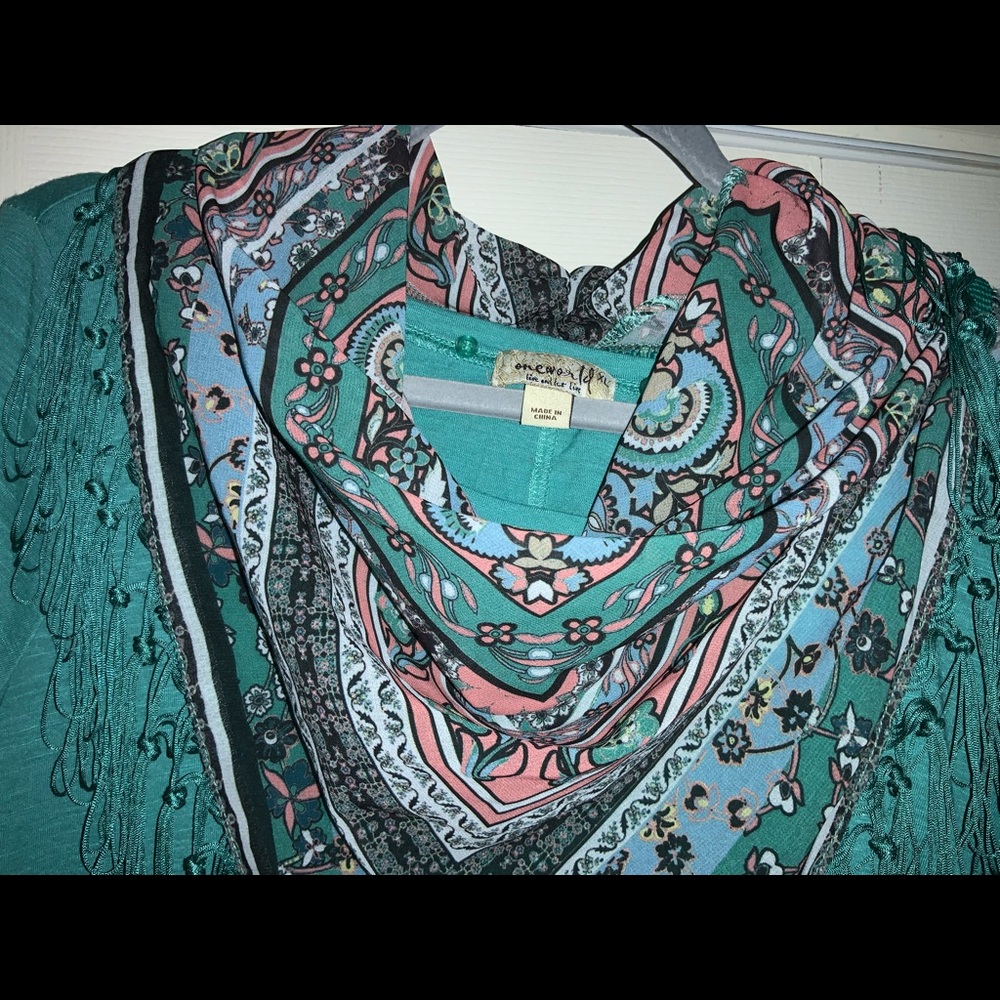 Tee shirt with removable scarf. Size xl